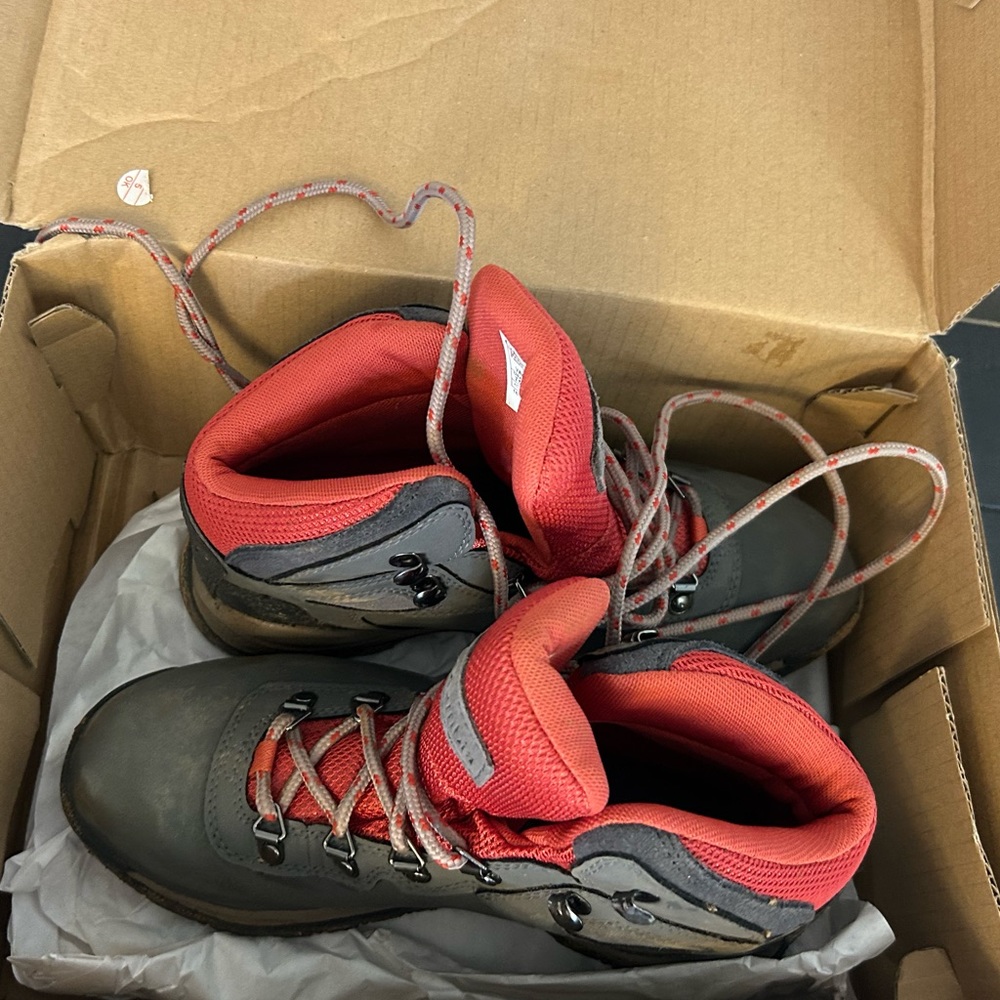 Size 8 Womans Columbia Newton Ridge Plus Hiking Boots Worn Once